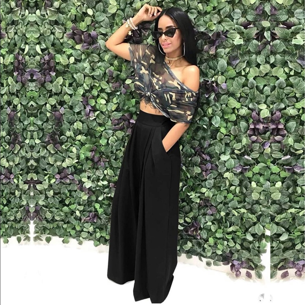High waist, pleated super wide leg black pants. Worn once. EUC. See desc